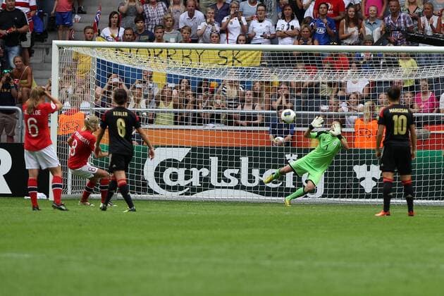 28.07.2013, xfsx, Fussball EM 2013 Finale, Deutschland - Norwegen, v.l. Solveig Gulbrandsen (Norwegen) scheitert beim Foulelfmeter an Nadine Angerer (Deutschland)