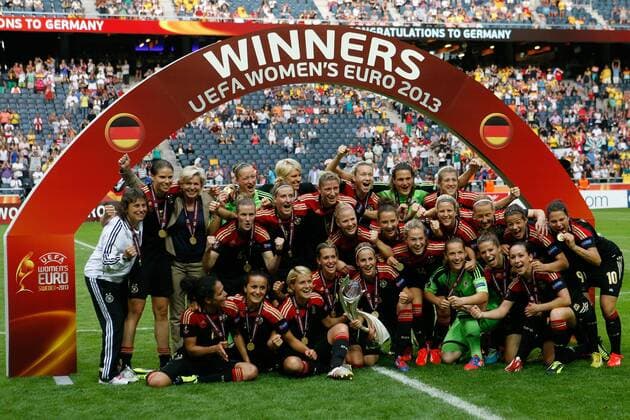28.07.2013, xfsx, Fussball EM 2013 Finale, Deutschland - Norwegen, v.l. Deutsche Spielerinnen freuen sich über den EM Titel