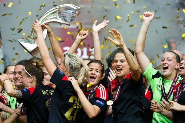 28.07.2013, Inside Friends Arena, Solna, UEFA Damen Euro, Deutschland vs Norwegen, Finale, im Bild, German team happy and celebrating the victory and holding the trophy, , happy ,trphy during UEFA Womens Euro Final Match between Germany and Norway at the Inside Friends Arena, Solna, on 2013 07 28. out of SWE EP_skyc EP_skyc