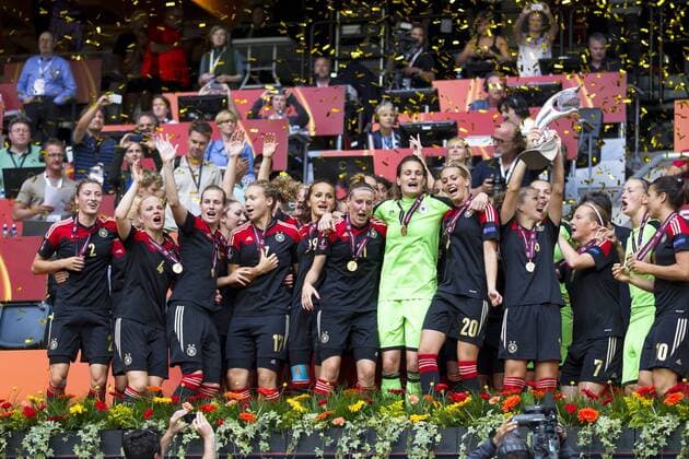 28.07.2013, Inside Friends Arena, Solna, UEFA Damen Euro, Deutschland vs Norwegen, Finale, im Bild, Germany Tyskland celebrating with the Euro trophy during UEFA Womens Euro Final Match between Germany and Norway at the Inside Friends Arena, Solna, on 2013 07 28. out of SWE EP_skyc EP_skyc