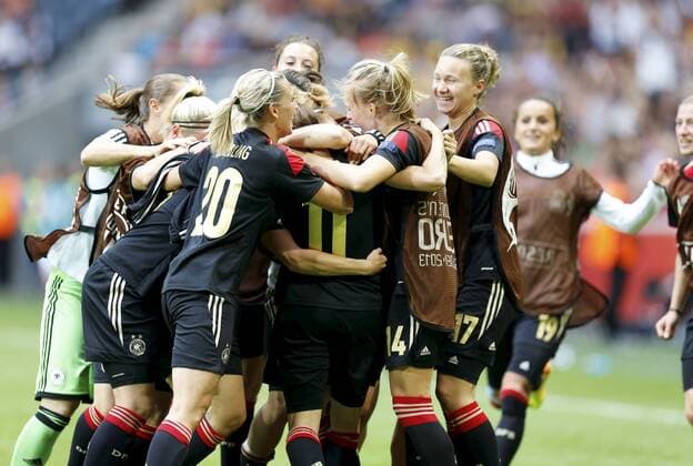 28.07.2013, Inside Friends Arena, Solna, SWE, UEFA Damen Euro, Deutschland vs Norwegen, Finale, im Bild, Germany 11 Anja Mittag score 1-0 and team Germany celebrate. during UEFA Womens Euro Final Match between Germany and Norway at the Inside Friends Arena, Solna, Sweden on 2013 07 28. out of SWE EP_skyc EP_skyc