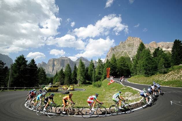 Das Fahrerfeld schlängelt sich in den Dolomiten die Berge hinauf - Aktion - quer - Event: 70. Tour de Pologne - Tour of Poland - Polen Rundfahrt 2013 - 2.Etappe: Marilleva Vale di Sole nach Passo di Pordoi Val di Fassa 206.5 km - Location: Italien - Europa - Datum: 28.07.2013