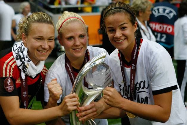 28.07.2013, xfsx, Fussball EM 2013 Finale, Deutschland - Norwegen, v.l. Josephine Henning (Deutschland), Leonie Maier (Deutschland), Lena Lotzen (Deutschland) mit dem EM Pokal