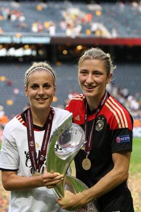 28.07.2013, xfsx, Fussball EM 2013 Finale, Deutschland - Norwegen, v.l. Jennifer Cramer (Deutschland), Bianca Schmidt (Deutschland) feiern den EM Sieg
