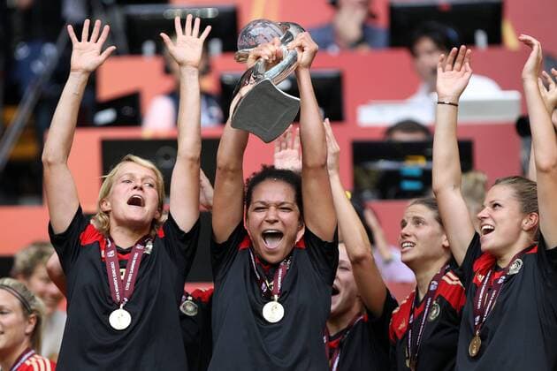 28.07.2013, xfsx, Fussball EM 2013 Finale, Deutschland - Norwegen, v.l. Saskia Bartusiak (Deutschland), Celia Okoyino da Mbabi (Deutschland), Anja Mittag (Deutschland), Annike Krahn (Deutschland), Melanie Leupolz (Deutschland) feiern den EM Titel