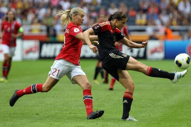 28.07.2013, xfsx, Fussball EM 2013 Finale, Deutschland - Norwegen, v.l. Ada Stolsmo Hegerberg (Norwegen) im Zweikampf, Duell, duel, tackle mit Annike Krahn (Deutschland)