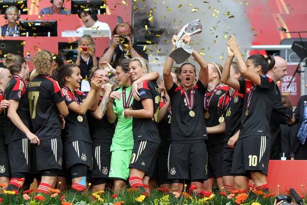 28.07.2013, xfsx, Fussball EM 2013 Finale, Deutschland - Norwegen, v.l. Deutsche Spielerinnen feiern den EM Sieg, Lena Lotzen (Deutschland) mit dem Pokal