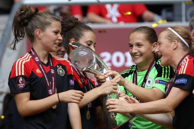 28.07.2013, xfsx, Fussball EM 2013 Finale, Deutschland, v.l. Melanie Leupolz (Deutschland), Sara Däbritz (Deutschland), Laura Benkarth (Deutschland), Melanie Behringer (Deutschland) mit dem EM Pokal