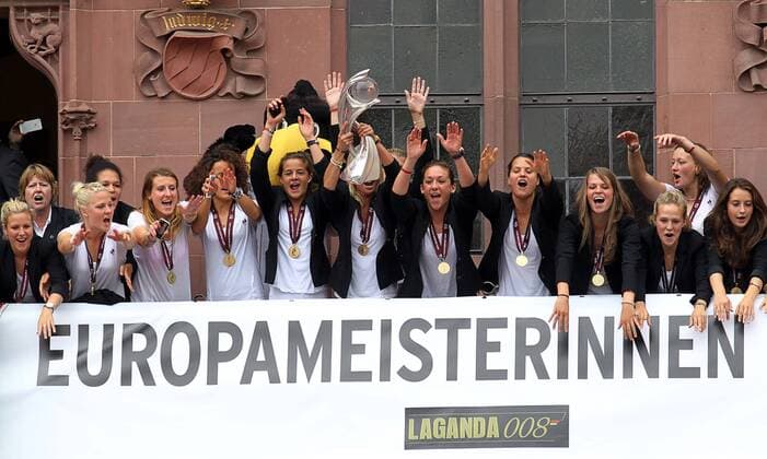 Die Mannschaft um Nadine Angerer und Saskia Bartusiak feiern am Römer Empfang der Europameisterinnen in Frankfurt - Römer, DFB Frauen Nationalmannschaft, 29.07.2013 EP_RRZ
