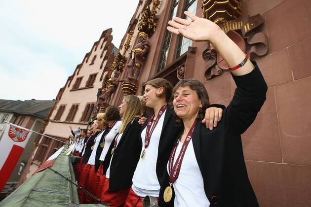 Annike Krahn (links) und Co-Trainerin Ulrike Ballweg feiern auf dem Balkon des Rathauses (Römer), Empfang für die Deutsche Fussball-Nationalmannschaft der Frauen, DFB, nach Gewinn der UEFA-EM in Schweden,