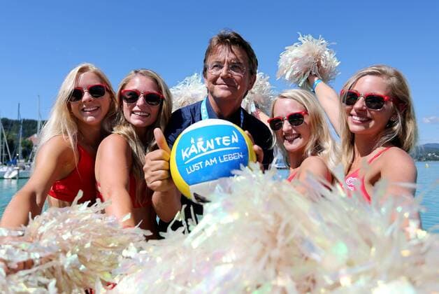 BEACHVOLLEYBALL - CEV EM 2013 KLAGENFURT,AUSTRIA,30.JUL.13 - DIVERS, BEACHVOLLEYBALL - CEV Europameisterschaft, Fototermin. Bild zeigt Organisator Hannes Jagerhofer (ACTS) und Eskimo Girls. 