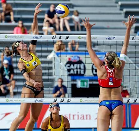 BEACHVOLLEYBALL - CEV EM 2013 KLAGENFURT,AUSTRIA,30.JUL.13 - DIVERS, BEACHVOLLEYBALL - CEV Europameisterschaft, Damen. Bild zeigt Katrin Holtwick (GER) und Anni Schumacher (GER). 