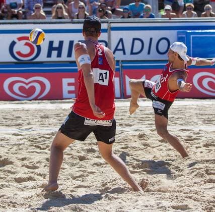 31.07.2013, Klagenfurt, Strandbad, AUT, A1 Beachvolleyball EM 2013, im Bild links vorne Lorenz Petutschnig 2 AUT, rechts Thomas Kunert 1 AUT during the A1 Beachvolleyball European Championship at the Strandbad Klagenfurt, Austria on 2013 07 31. EP_ste
