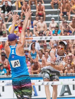 31.07.2013, Klagenfurt, Strandbad, AUT, A1 Beachvolleyball EM 2013, im Bild Stefan Gunnarsson 1 SWE vorne links, Robin Seidl 1 AUT hinten rechts during the A1 Beachvolleyball European Championship at the Strandbad Klagenfurt, Austria on 2013 07 31. EP_ste