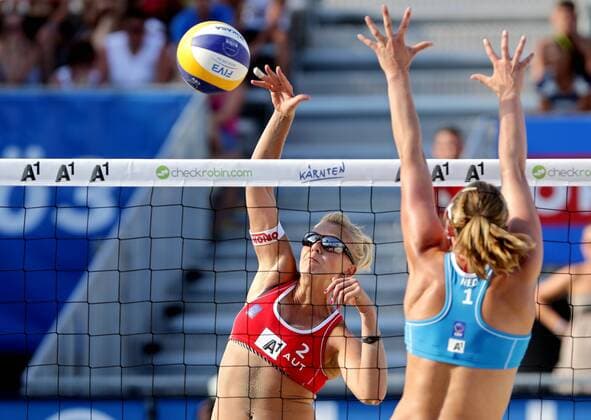 BEACHVOLLEYBALL - CEV EM 2013 KLAGENFURT,AUSTRIA,31.JUL.13 - DIVERS, BEACHVOLLEYBALL - CEV Europameisterschaft, Damen. Bild zeigt Elisabeth Klopf (AUT) und Jantine Van Der Vlist (NED). 