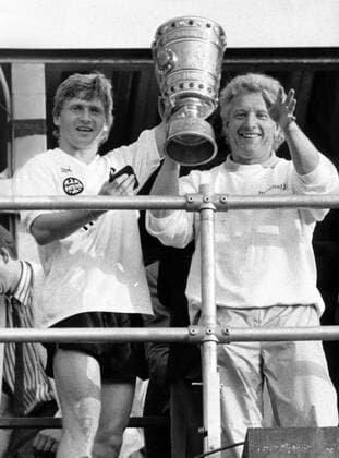 Eintracht Frankfurt ist DFB Pokalsieger 1988, Lajos Detari und Trainer Karl Heinz Feldkamp präsentieren die Trophäe