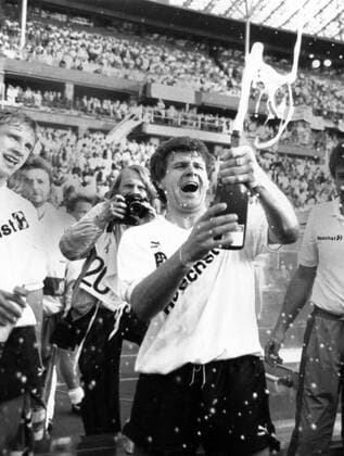 Fußball, DFB-Pokalfinale 1987 1988, Eintracht Frankfurt - VfL Bochum Eintracht Frankfurt ist DFB Pokalsieger 1988, Wldozimierz Smolarek lässt die Korken knallen