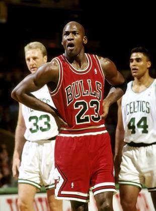 Boston, Massachusetts, U.S - Chicago Bulls Michael Jordan with Boston Celtics Larry Bird and Rick Fox 1991. NBA Basketball Herren USA 1991 - Michael Jordan  - ZUMAcha