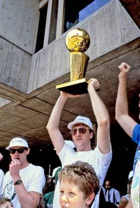 Boston, Massachusetts, U.S - Boston Celtics Larry Bird with 1986 NBA Basketball Herren USA Championship trophy at Boston City Hall Plaza. Rick Carlisle is to the left and Bill Walton s son is in the foreground. NBA Basketball Herren USA 1986 - Larry Bird 1986 NBA Basketball Herren USA Championship  - ZUMArry