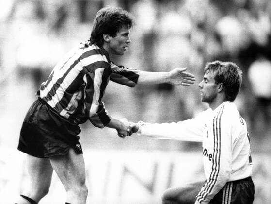 FC Bayern München - Inter Mailand 2:2 - Lothar Matthäus (Inter, li.) hilft Hans Dieter Flick (Bayern)