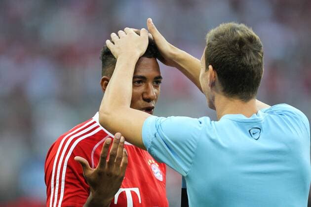 l-r: Jerome BOATENG 17 (FC Bayern MÜNCHEN) und Edin DZEKO 10 (Manchester City) im Gespräch EP_ckt