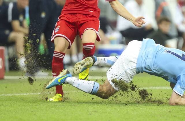 Mitchell WEISER, FCB 23 Zweikampf , Aktion um den Ball gegen James MILNER, 7 Aktion, Zweikampf, Spielszene, Tackling, Ball FC BAYERN MUENCHEN - MANCHESTER CITY (2 -1 ) Fussball Finale um den AUDI CUP 2013 in Muenchen am 01.08.2013 Saison 2013 2014, FCB