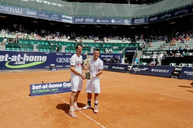 3.8.2013 Kitzbühel, bet-at-home Cup 2013, Tennis ATP Tennis Herren World Tour Finale im Doppel Sieger-Team Christopher Kas (GER) und Martin Emmerich (GER) mit dem Siegerpokal ein Kitz mit Tennisschläger