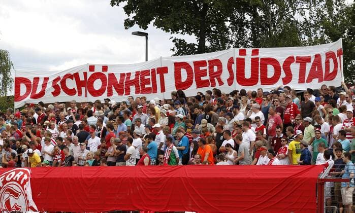 Fußball, Stadiongeschichte SC Fortuna Köln Köln, Südstadion, 03.08.13: Kölner Fans: Du Schönheit der Südstadt im Spiel von Fortuna Köln beim DFB Pokalspiel der ersten Runde in der Saison 2013 2014.