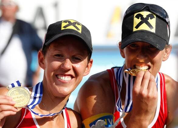 BEACHVOLLEYBALL - CEV EM 2013 KLAGENFURT, AUSTRIA, 03.AUG.13 - DIVERS, BEACHVOLLEYBALL - CEV Europameisterschaft, Damen, Finale, Siegerehrung. Bild zeigt Doris Schwaiger und Stefanie Schwaiger (AUT) . Keywords: Medaille. 