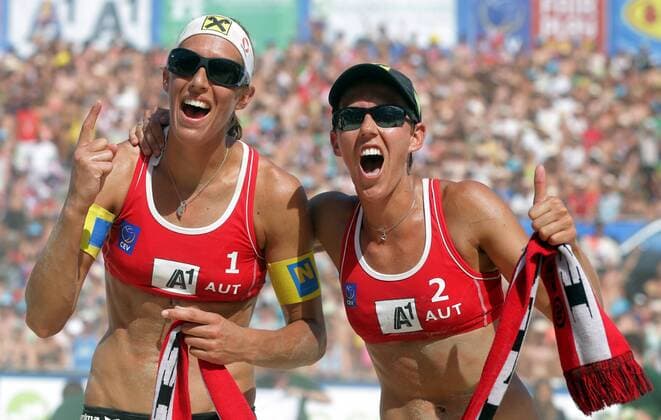 BEACHVOLLEYBALL - CEV EM 2013 KLAGENFURT, AUSTRIA, 03.AUG.13 - DIVERS, BEACHVOLLEYBALL - CEV Europameisterschaft, Damen, Finale. Bild zeigt den Jubel von Stefanie Schwaiger und Doris Schwaiger (AUT) . 