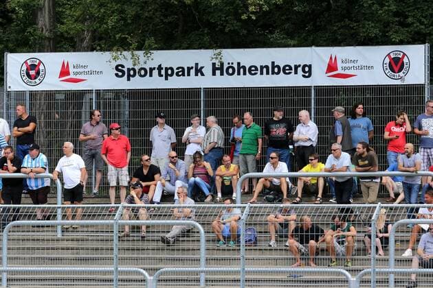 Fußball, Stadiongeschichte FC Viktoria Köln Fussball Regionalliga West 2. Spieltag FC Viktoria Köln am Samstag, 3. August 2013, im Sportpark Höhenberg Fans von Viktoria Köln im Flughafenstadion Fussball Regionalliga West 2. Spieltag FC Viktoria Köln