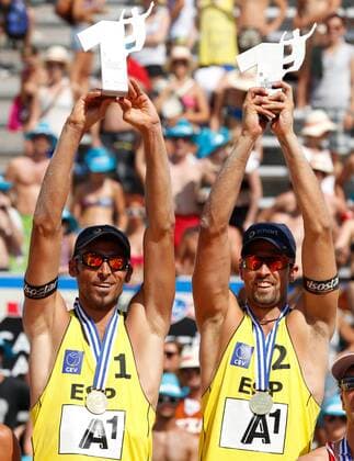 BEACHVOLLEYBALL - CEV EM 2013 KLAGENFURT,AUSTRIA,04.AUG.13 - DIVERS, BEACHVOLLEYBALL - CEV Europameisterschaft, Herren, Finale, Siegerehrung. Bild zeigt den Jubel von Pablo Herrera Allepuz und Adrian Gavira Collado (ESP). Keywords: Medaille. 