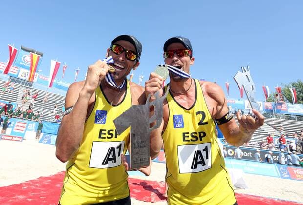 BEACHVOLLEYBALL - CEV EM 2013 KLAGENFURT,AUSTRIA,04.AUG.13 - DIVERS, BEACHVOLLEYBALL - CEV Europameisterschaft, Herren, Finale, Siegerehrung. Bild zeigt den Jubel von Pablo Herrera Allepuz und Adrian Gavira Collado (ESP). Keywords: Medaille. 