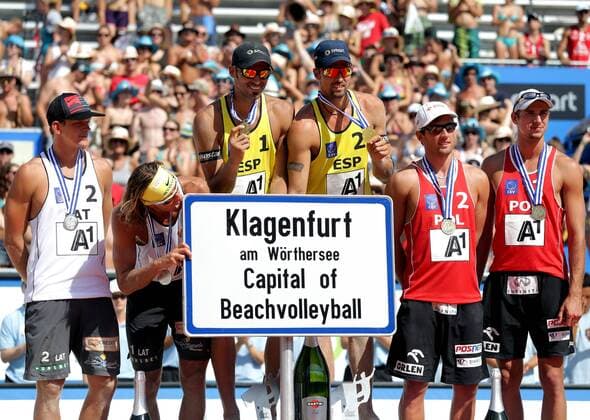 BEACHVOLLEYBALL - CEV EM 2013 KLAGENFURT,AUSTRIA,04.AUG.13 - DIVERS, BEACHVOLLEYBALL - CEV Europameisterschaft, Herren, Finale, Siegerehrung. Bild zeigt Janis Smedins, Aleksandrs Samoilovs (LAT), Pablo Herrera, Adrian Gavira Collado (ESP), Mariusz Prudel und Grzegorz Fijalek (POL). Keywords: Medaille.