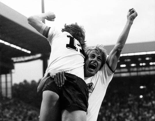 Jubel von Jürgen Klinsmann (re.) und Frank Mill (beide BR Deutschland)