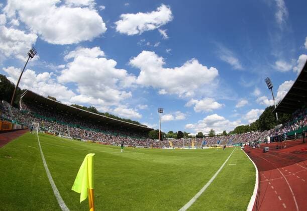 Fußball, Stadiongeschichte 1. FC Saarbrücken Sonntag 04.08.2013, DFB-Pokal 1. Hauptrunde, Saison 2013 14 - 1. Runde im Ludwigsparkstadion Saarbrücken, 1. FC Saarbrücken Blick über die Gegentribüne und der Ostkurve im Ludwigsparkstadion