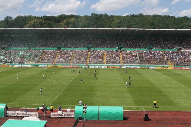 Fußball, Stadiongeschichte 1. FC Saarbrücken In der 1. Runde des DFB Pokals 2013 2014 am Sonntag (04.08.2013) im Saarbrücker Ludwigspark, der 1. FC Saarbrücken (blau schwarz). Im Bild: Zahlreiche Fans sind im Saarbrücker Ludwigsparkstadion erschienen .