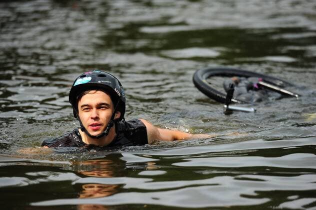 ITAR-TASS: IVANOVO, RUSSIA. AUGUST 5, 2013. Competitors jump into the water off a ramp in Fun Jumping, a bike jumping event in the city of Ivanovo.  RE1245B9
