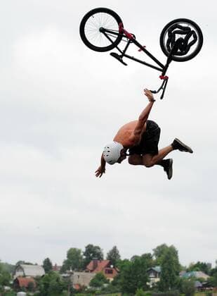 ITAR-TASS: IVANOVO, RUSSIA. AUGUST 5, 2013. Competitors jump into the water off a ramp in Fun Jumping, a bike jumping event in the city of Ivanovo.  RE1245BB