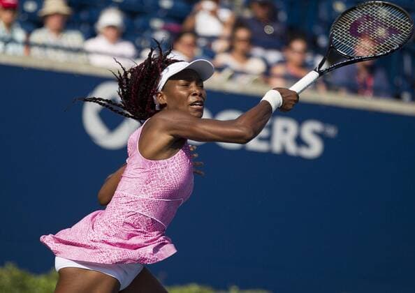 Venus Williams of the United States returns a shot during the first round of women s singles at the 2013 Rogers Cup in Toronto, Canada, Aug. 6, 2013. Flipkens won the match 2-1. (Xinhua Zou Zheng) (SP)CANADA-TORONTO-TENNIS-WTA-ROGERS CUP 