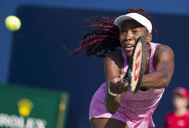 Venus Williams of the United States returns a shot during the first round of women s singles at the 2013 Rogers Cup in Toronto, Canada, Aug. 6, 2013. Flipkens won the match 2-1. (Xinhua Zou Zheng) (SP)CANADA-TORONTO-TENNIS-WTA-ROGERS CUP 