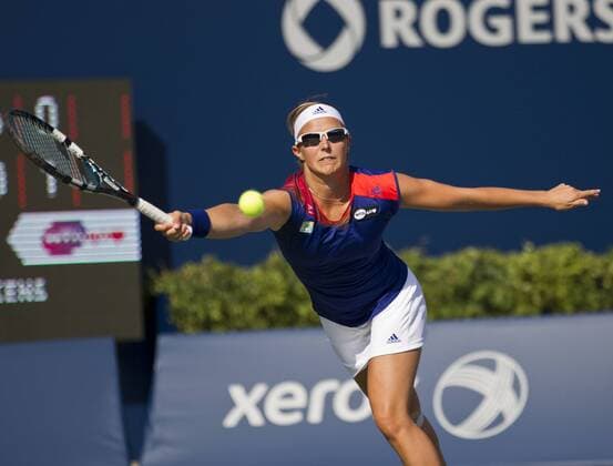 Kirsten Flipkens of Belgium returns the ball to Venus Williams of the United States during the first round of women s singles at the 2013 Rogers Cup in Toronto, Canada, Aug. 6, 2013. Flipkens won the match 2-1. (Xinhua Zou Zheng) (SP)CANADA-TORONTO-TENNIS-WTA-ROGERS CUP 