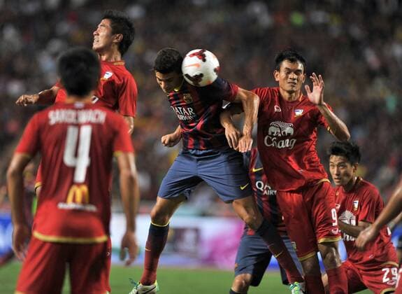 BANGKOK, Aug. 7, 2013 -- Barcelona s Pedro Rodriguez (C) heads the ball during a friendly soccer match against Thailand s national team in Bangkok, capital of Thailand, Aug. 7, 2013. Barcelona won 7-1. (Xinhua Gao Jianjun) (SP)THAILAND-BANGKOK-SOCCER-BARCELONA 