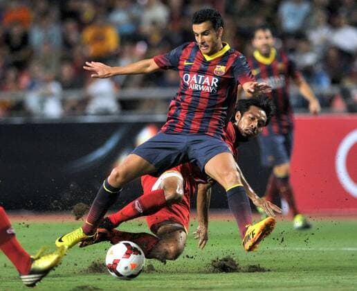 BANGKOK, Aug. 7, 2013 -- Barcelona s Pedro Rodriguez (C) vies for the ball during a friendly soccer match against Thailand s national team in Bangkok, capital of Thailand, Aug. 7, 2013. Barcelona won 7-1. (Xinhua Gao Jianjun) (SP)THAILAND-BANGKOK-SOCCER-BARCELONA 