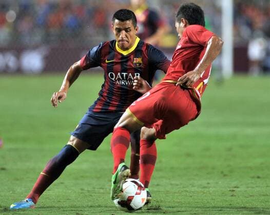 BANGKOK, Aug. 7, 2013 -- Barcelona s Alexis Sanchez (L) vies for the ball during a friendly soccer match against Thailand s national team in Bangkok, capital of Thailand, Aug. 7, 2013. Barcelona won 7-1. (Xinhua Gao Jianjun) (SP)THAILAND-BANGKOK-SOCCER-BARCELONA 
