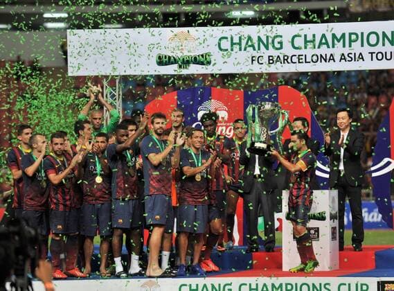 BANGKOK, Aug. 7, 2013 -- Barcelona s players celebrate after a friendly soccer match against Thailand s national team in Bangkok, capital of Thailand, Aug. 7, 2013. Barcelona won 7-1. (Xinhua Gao Jianjun) (SP)THAILAND-BANGKOK-SOCCER-BARCELONA 