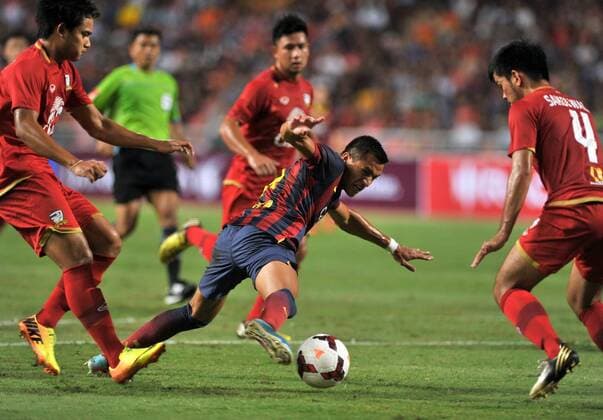 BANGKOK, Aug. 7, 2013 -- Barcelona s Alexis Sanchez (2nd R) vies for the ball during a friendly soccer match against Thailand s national team in Bangkok, capital of Thailand, Aug. 7, 2013. Barcelona won 7-1. (Xinhua Gao Jianjun) (SP)THAILAND-BANGKOK-SOCCER-BARCELONA 