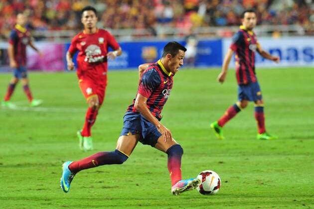 BANGKOK, Aug. 7, 2013 -- Alexis Sanchez (Front) of Barcelona controls the ball during a friendly match against Thailand s National team in Bangkok, Thailand, Aug. 7, 2013. Barcelona won 7-1. (Xinhua Rachen Sageamsak) (SP)THAILAND-BANGKOK-SOCCER-BARCELONA 
