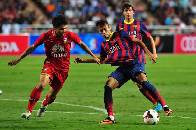 BANGKOK, Aug. 7, 2013 -- Neymar da Silva (C) of Barcelona controls the ball during a friendly match against Thailand s National team in Bangkok, Thailand, Aug. 7, 2013. Barcelona won 7-1. (Xinhua Rachen Sageamsak) (SP)THAILAND-BANGKOK-SOCCER-BARCELONA 