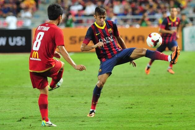 BANGKOK, Aug. 7, 2013 -- Neymar da Silva (R) of Barcelona controls the ball during a friendly match against Thailand s National team in Bangkok, Thailand, Aug. 7, 2013. Barcelona won 7-1. (Xinhua Rachen Sageamsak) (SP)THAILAND-BANGKOK-SOCCER-BARCELONA 